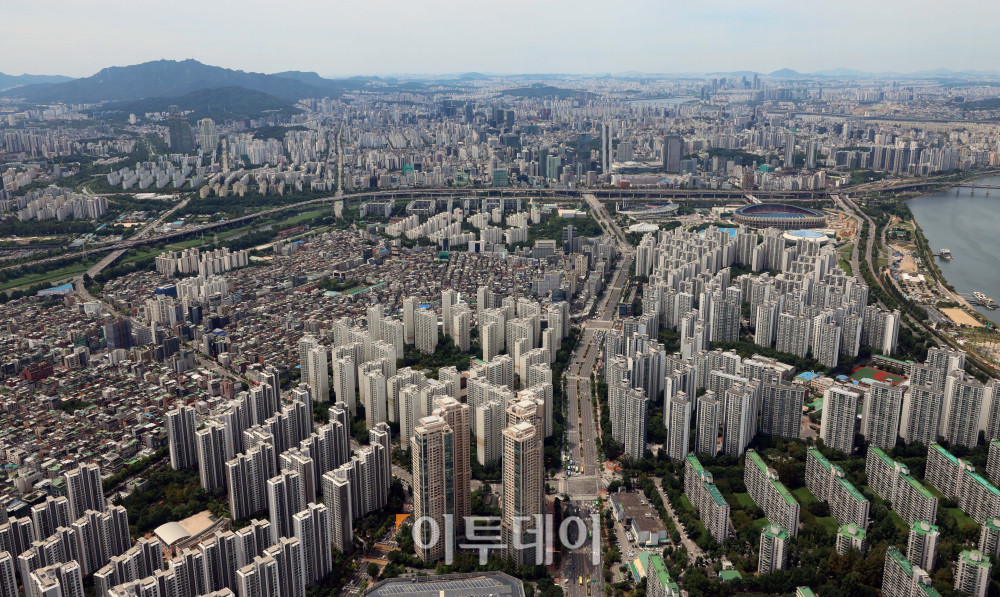 ▲서울 송파구 롯데월드타워에서 바라본 서울 시내에 아파트가 빽빽하게 서 있다. 신태현 기자 holjjak@ (이투데이DB)