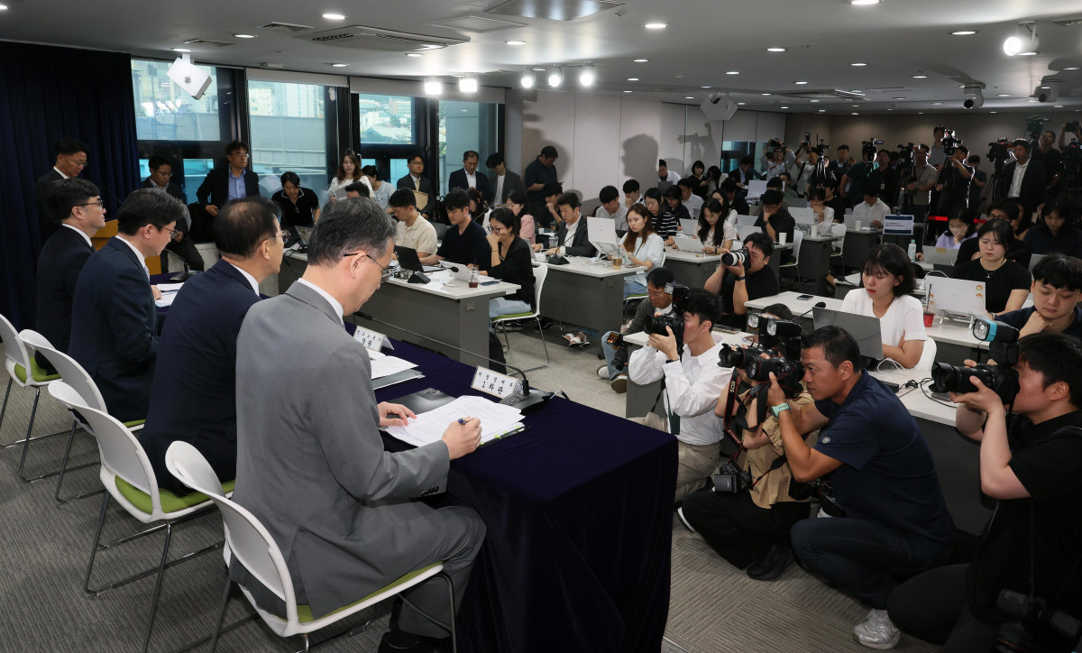 ▲김윤덕 국토교통부 장관이 13일 서울 종로구 정부서울청사에서 열린 ‘전월세 및 매매시장 안정을 위한 주택 신속공급 방안 및 부동산 시장 안정을 위한 금융 종합대책’ 브리핑에서 발언하고 있다. 신태현 기자 holjjak@