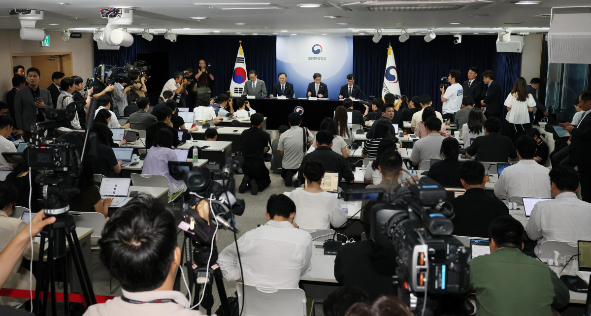▲김윤덕 국토교통부 장관이 13일 서울 종로구 정부서울청사에서 열린 ‘전월세 및 매매시장 안정을 위한 주택 신속공급 방안 및 부동산 시장 안정을 위한 금융 종합대책’ 브리핑에서 발언하고 있다. 신태현 기자 holjjak@