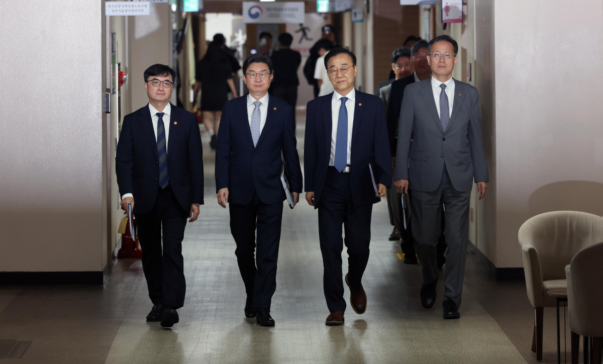 ▲임기근(왼쪽부터) 국무조정실장, 이억원 금융위원장, 김윤덕 국토교통부 장관, 이형일 재정경제부 1차관이 13일 서울 종로구 정부서울청사에서 열린 ‘전월세 및 매매시장 안정을 위한 주택 신속공급 방안 및 부동산 시장 안정을 위한 금융 종합대책’ 브리핑에 참석하고 있다. 신태현 기자 holjjak@