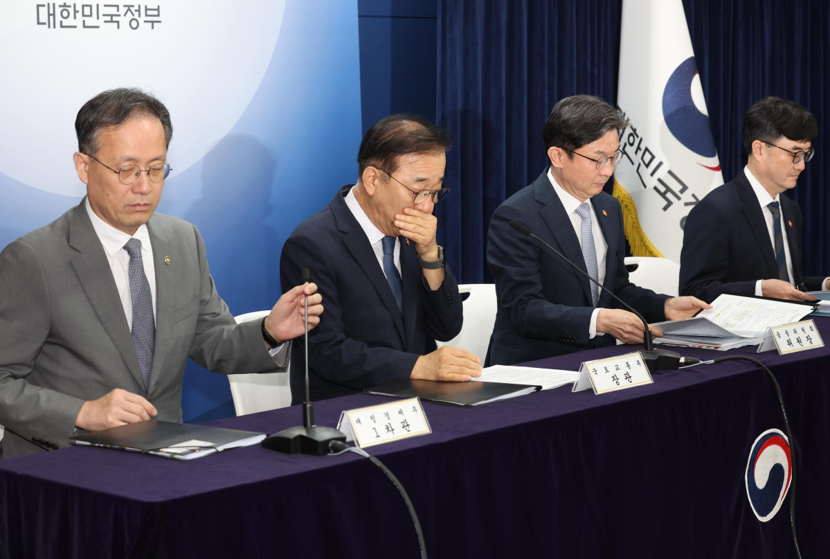 ▲김윤덕 국토교통부 장관이 13일 서울 종로구 정부서울청사에서 열린 ‘전월세 및 매매시장 안정을 위한 주택 신속공급 방안 및 부동산 시장 안정을 위한 금융 종합대책’ 브리핑에서 발언하고 있다. 신태현 기자 holjjak@