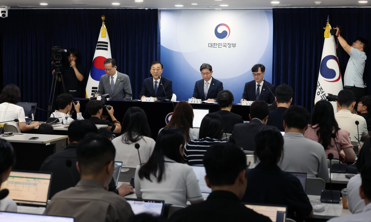 ▲김윤덕 국토교통부 장관이 13일 서울 종로구 정부서울청사에서 열린 ‘전월세 및 매매시장 안정을 위한 주택 신속공급 방안 및 부동산 시장 안정을 위한 금융 종합대책’ 브리핑에서 발언하고 있다. 신태현 기자 holjjak@