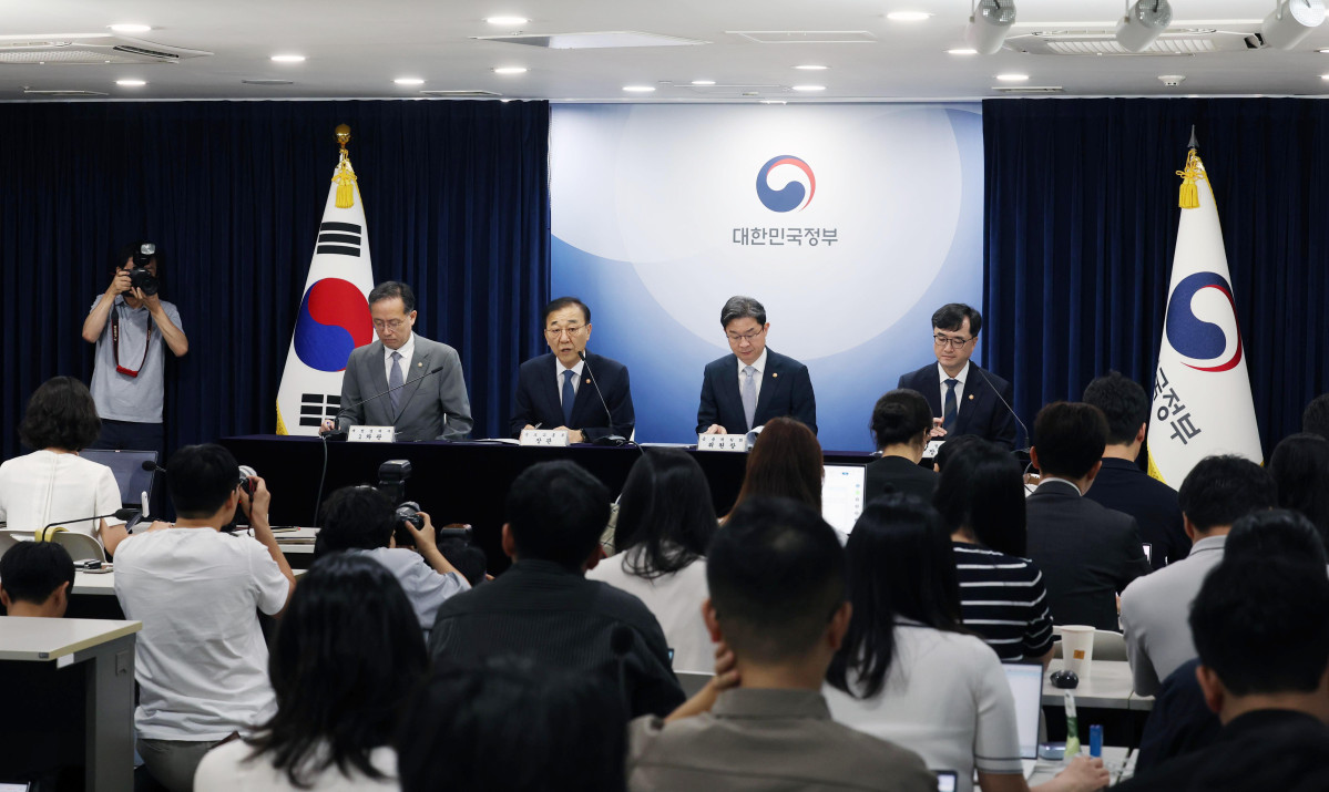 ▲김윤덕 국토교통부 장관이 13일 서울 종로구 정부서울청사에서 열린 ‘전월세 및 매매시장 안정을 위한 주택 신속공급 방안 및 부동산 시장 안정을 위한 금융 종합대책’ 브리핑에서 발언하고 있다. 신태현 기자 holjjak@