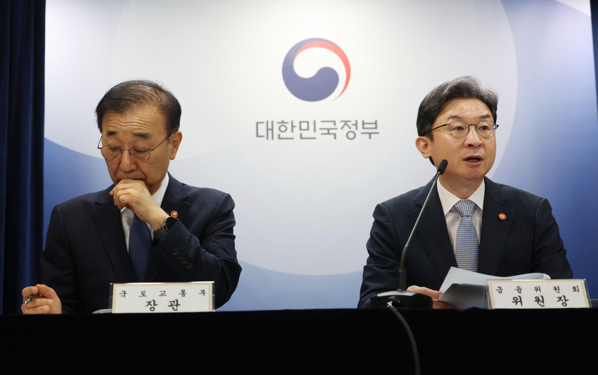 ▲이억원 금융위원장이 13일 서울 종로구 정부서울청사에서 열린 ‘전월세 및 매매시장 안정을 위한 주택 신속공급 방안 및 부동산 시장 안정을 위한 금융 종합대책’ 브리핑에서 발언하고 있다. 신태현 기자 holjjak@