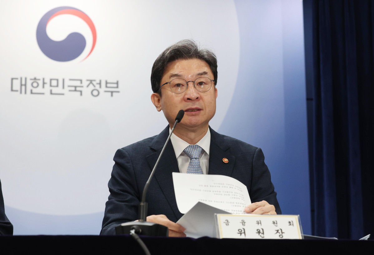 ▲이억원 금융위원장이 13일 서울 종로구 정부서울청사에서 열린 ‘전월세 및 매매시장 안정을 위한 주택 신속공급 방안 및 부동산 시장 안정을 위한 금융 종합대책’ 브리핑에서 발언하고 있다. 신태현 기자 holjjak@