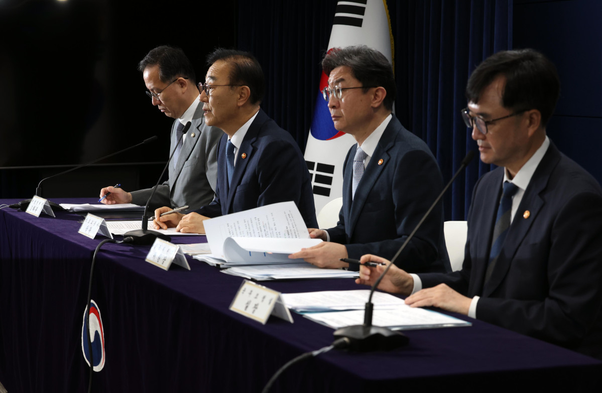 ▲김윤덕 국토교통부 장관이 13일 서울 종로구 정부서울청사에서 열린 ‘전월세 및 매매시장 안정을 위한 주택 신속공급 방안 및 부동산 시장 안정을 위한 금융 종합대책’ 브리핑에서 발언하고 있다. 신태현 기자 holjjak@