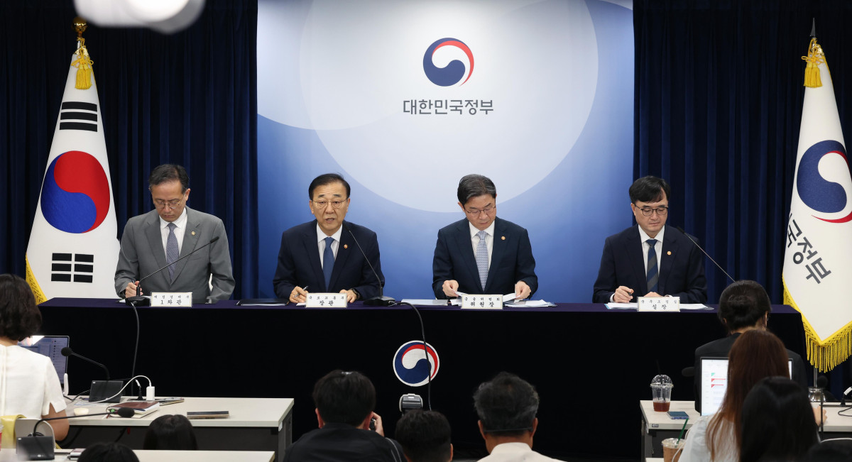 ▲김윤덕 국토교통부 장관이 13일 서울 종로구 정부서울청사에서 열린 ‘전월세 및 매매시장 안정을 위한 주택 신속공급 방안 및 부동산 시장 안정을 위한 금융 종합대책’ 브리핑에서 발언하고 있다. 신태현 기자 holjjak@