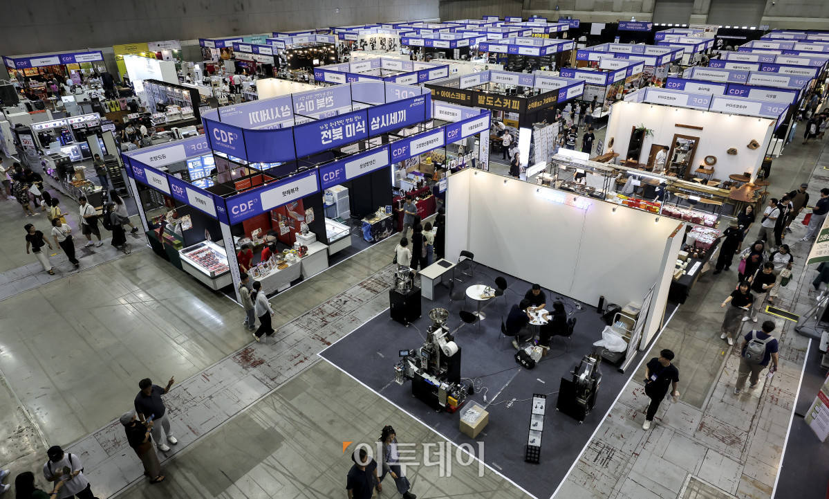 ▲13일 경기 고양시 킨텍스 제2전시장에서 열린 '2026 카페디저트페어'를 찾은 관람객들이 부스에 진열된 디저트 등 제품들을 살펴보고 있다. 카페디저트페어는 국내외 카페와 디저트 산업의 최신 동향을 소개하는 행사로 13일부터 16일까지 4일간 열린다. 고성준 기자 joonko1@