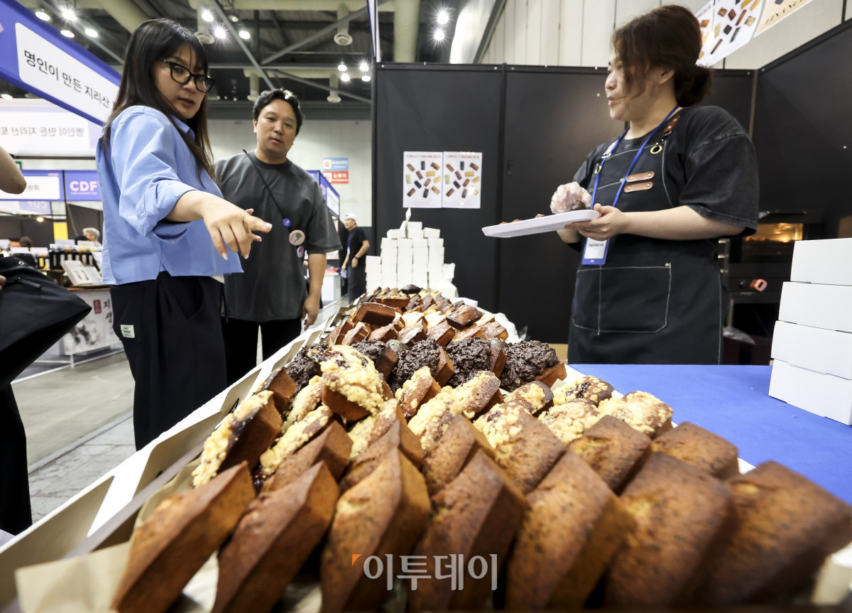 ▲13일 경기 고양시 킨텍스 제2전시장에서 열린 '2026 카페디저트페어'를 찾은 관람객들이 부스에 진열된 디저트 등 제품들을 살펴보고 있다. 카페디저트페어는 국내외 카페와 디저트 산업의 최신 동향을 소개하는 행사로 13일부터 16일까지 4일간 열린다. 고성준 기자 joonko1@