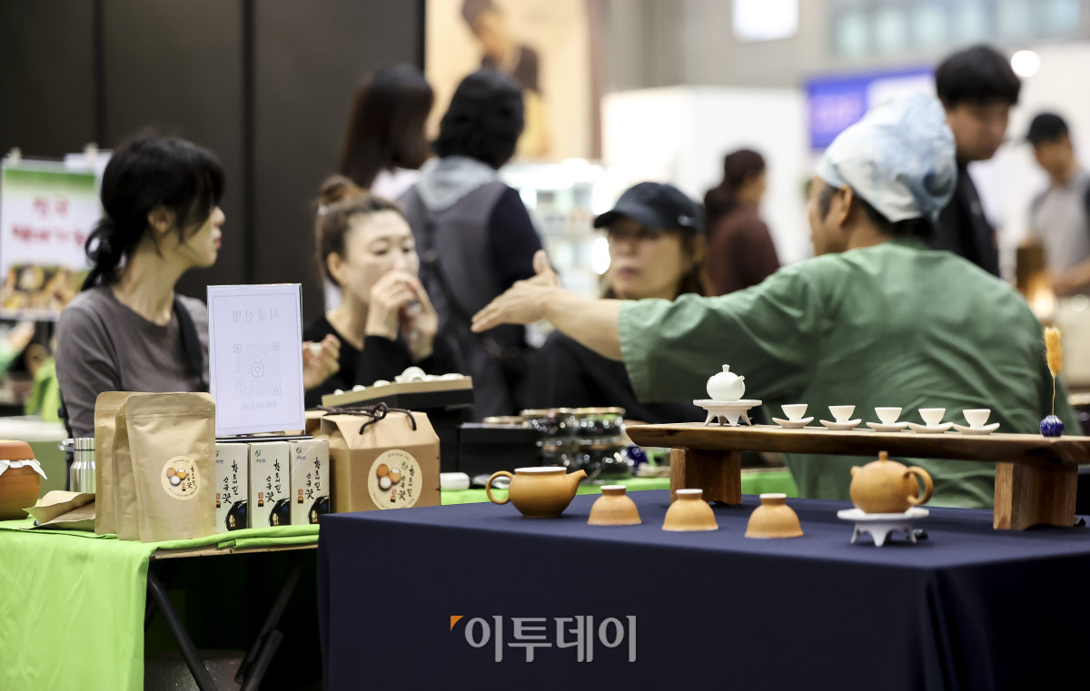 ▲13일 경기 고양시 킨텍스 제2전시장에서 열린 '2026 카페디저트페어'를 찾은 관람객들이 부스에 진열된 디저트 등 제품들을 살펴보고 있다. 카페디저트페어는 국내외 카페와 디저트 산업의 최신 동향을 소개하는 행사로 13일부터 16일까지 4일간 열린다. 고성준 기자 joonko1@