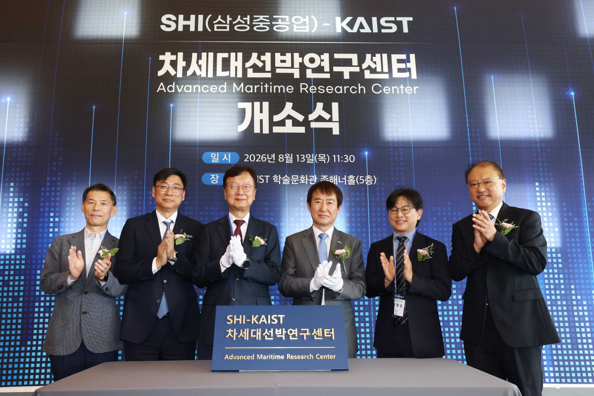 ▲최성안 삼성중공업 대표이사(가운데 왼쪽)와 배충식 KAIST 총장(가운데 오른쪽)이 13일 오전 대전 KAIST 본원에서 열린 SHI-KAIST 차세대 선박연구센터 개소식에서 기념촬영을 하고 있다. (사진제공=삼성중공업)