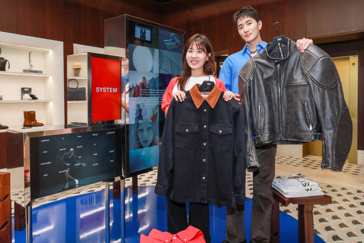 ▲13일 오전, 서울 성동구 성수동에 위치한 '키스 서울(Kith Seoul)' 매장에서 직원들이 시스템 파리 '2026 가을겨울(F/W) 컬렉션' 제품을 선보이고 있는 모습 (사진제공=한섬)