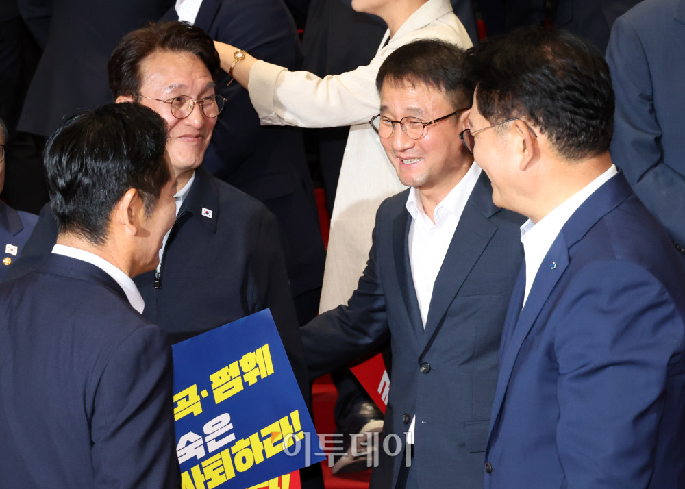 ▲한병도(오른쪽 두번째) 더불어민주당 대표 직무대행 겸 원내대표가 13일 서울 여의도 국회 로텐더홀에서 김민석(오른쪽 세번째), 정청래(오른쪽 네번째), 송영길 당대표 후보자 등 참석자들과 민생입법 방해·5.18 역사 왜곡 국민의힘 규탄대회를 마치고 대화하고 있다. 고이란 기자 photoeran@