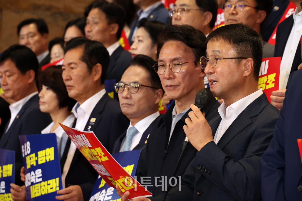 ▲한병도 더불어민주당 대표 직무대행 겸 원내대표가 13일 서울 여의도 국회 로텐더홀에서 김민석, 정청래, 송영길 당대표 후보자 등 참석자들과 민생입법 방해·5.18 역사 왜곡 국민의힘 규탄대회를 하고 있다. 고이란 기자 photoeran@