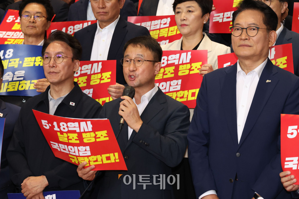 ▲한병도 더불어민주당 대표 직무대행 겸 원내대표가 13일 서울 여의도 국회 로텐더홀에서 김민석, 정청래, 송영길 당대표 후보자 등 참석자들과 민생입법 방해·5.18 역사 왜곡 국민의힘 규탄대회를 하고 있다. 고이란 기자 photoeran@