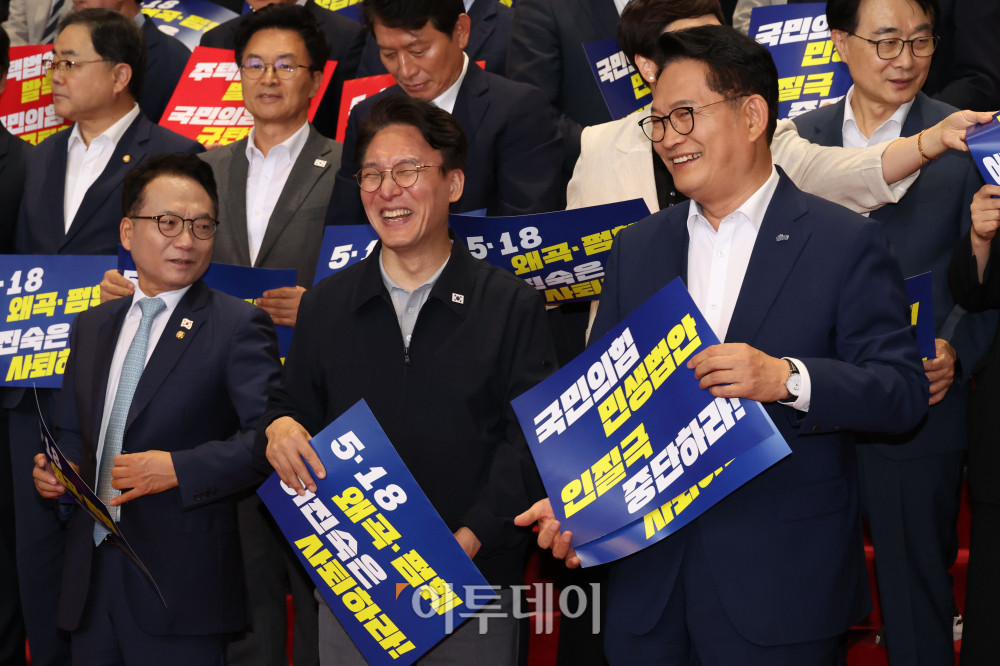 ▲13일 서울 여의도 국회 로텐더홀에서 김민석(앞줄 가운데), 송영길(앞줄 오른쪽) 더불어민주당 대표 후보자가 민생입법 방해·5.18 역사 왜곡 국민의힘 규탄대회에 앞서 대화하고 있다. 고이란 기자 photoeran@