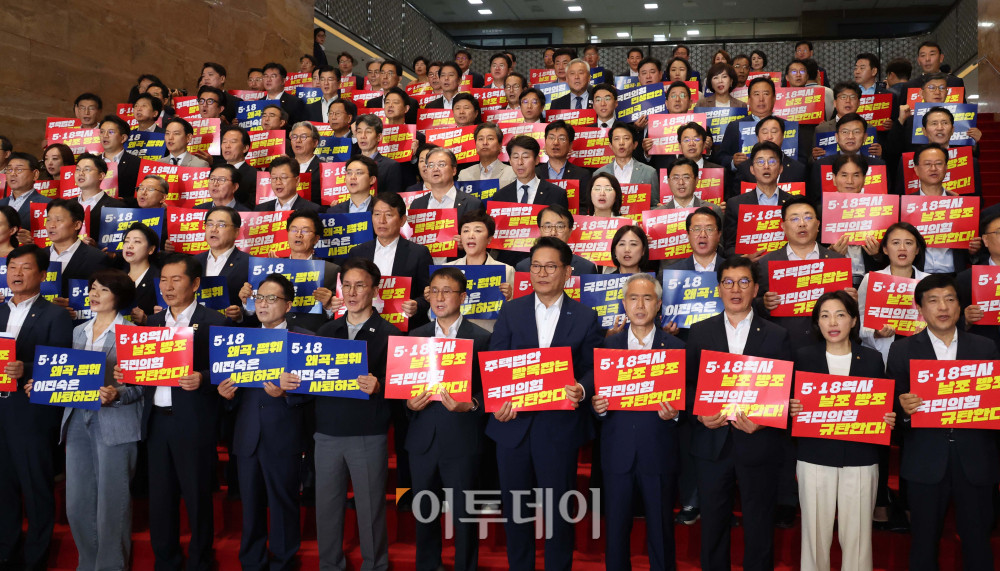 ▲한병도 더불어민주당 대표 직무대행 겸 원내대표가 13일 서울 여의도 국회 로텐더홀에서 김민석, 정청래, 송영길 당대표 후보자 등 참석자들과 민생입법 방해·5.18 역사 왜곡 국민의힘 규탄대회를 하고 있다. 고이란 기자 photoeran@