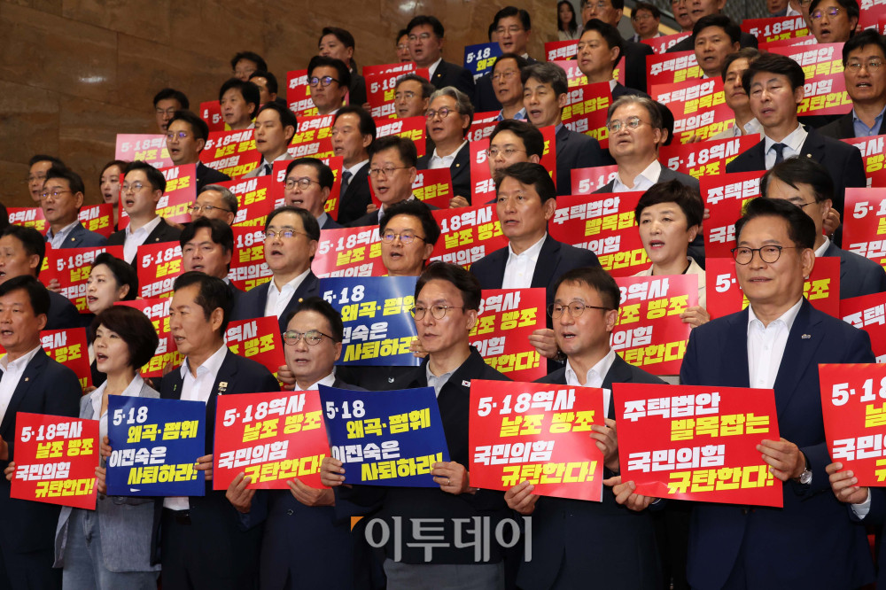 ▲한병도 더불어민주당 대표 직무대행 겸 원내대표가 13일 서울 여의도 국회 로텐더홀에서 김민석, 정청래, 송영길 당대표 후보자 등 참석자들과 민생입법 방해·5.18 역사 왜곡 국민의힘 규탄대회를 하고 있다. 고이란 기자 photoeran@