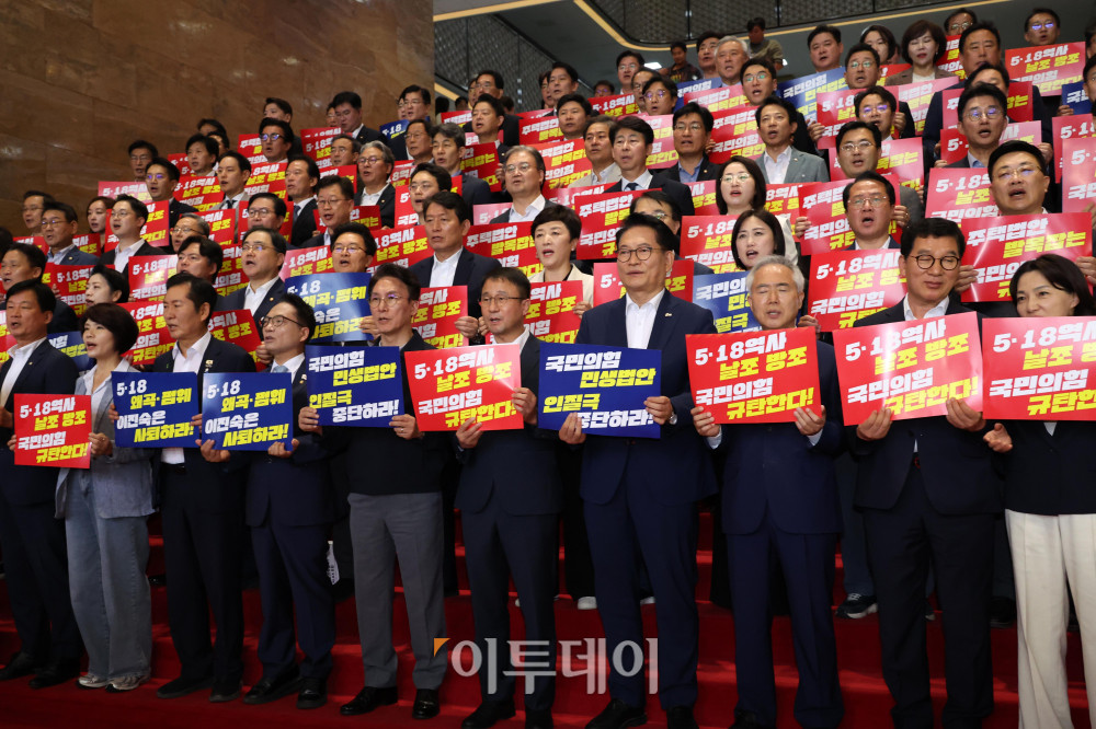 ▲한병도 더불어민주당 대표 직무대행 겸 원내대표가 13일 서울 여의도 국회 로텐더홀에서 김민석, 정청래, 송영길 당대표 후보자 등 참석자들과 민생입법 방해·5.18 역사 왜곡 국민의힘 규탄대회를 하고 있다. 고이란 기자 photoeran@