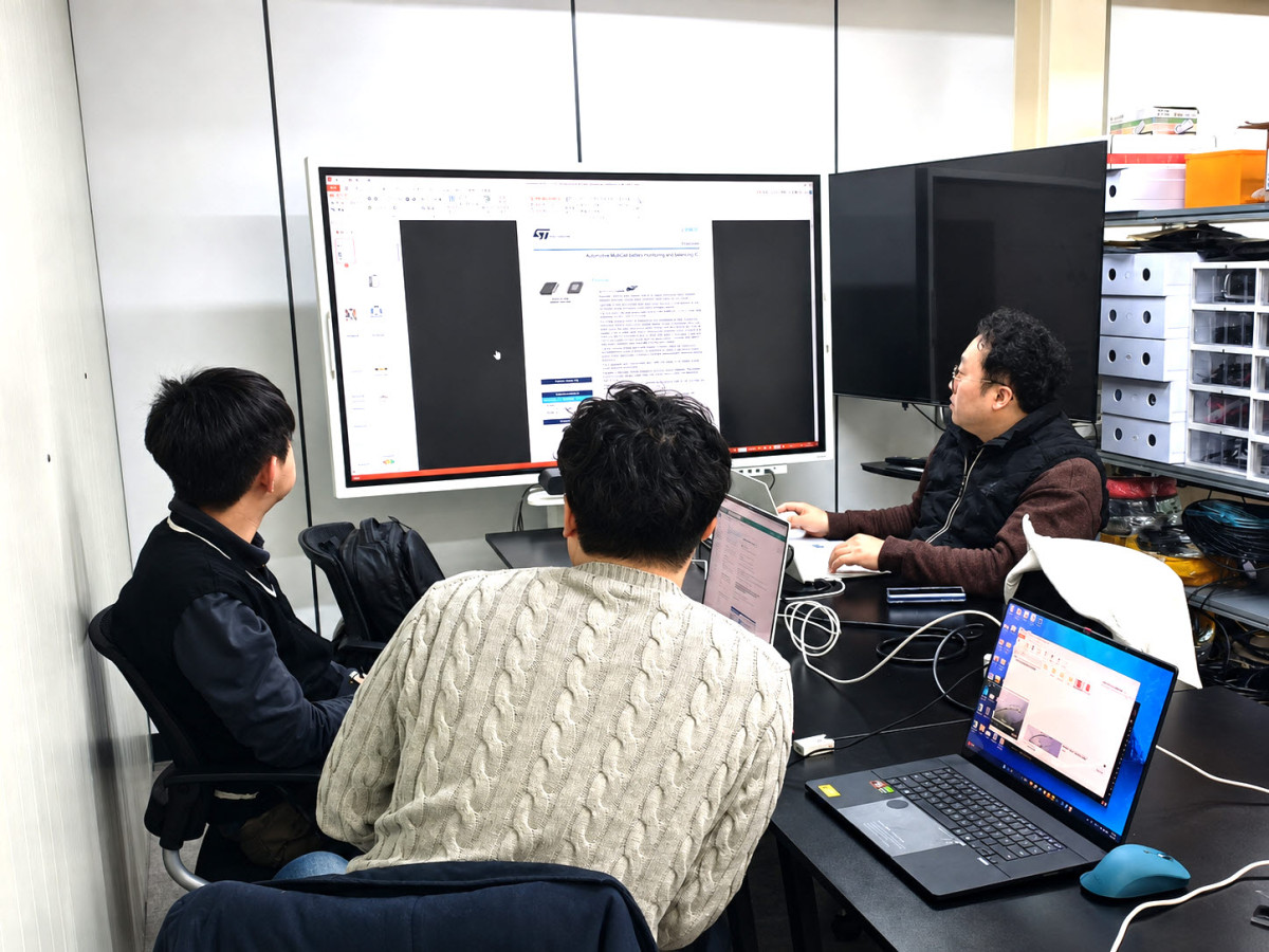 ▲KTL 관계자가 국제표준인 ‵IEC 60730-1 Annex H′를 기반으로 시험평가를 수행하고 있다. (사진제공=KTL)