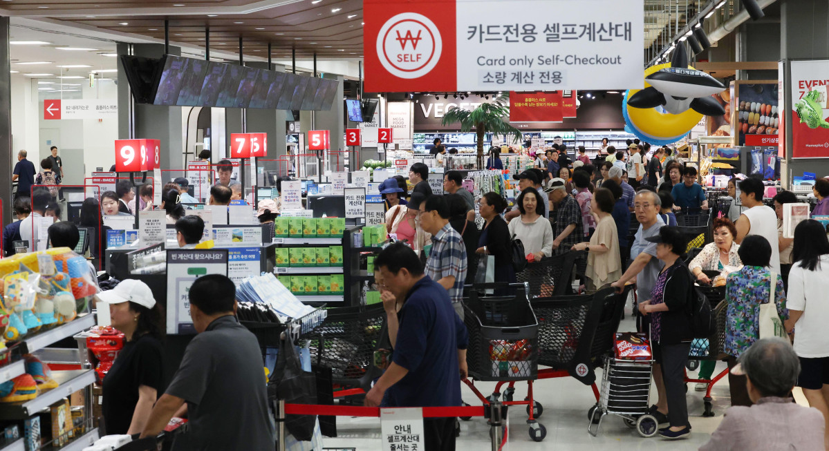 ▲파산 위기까지 내몰렸던 홈플러스가 67개 매장을 재개장한 13일 서울 영등포구 홈플러스 영등포점에서 시민들이 쇼핑을 하고 있다. 홈플러스는 마이홈플러스 회원을 대상으로 이날부터 4일간 한우 전 품목을 최대 50% 할인 판매한다. 한돈 일품포크 삼겹살과 목심은 40% 할인한 100g당 1980원에, 14일부터 당당후라이드치킨은 50% 할인한 3490원에 판매한다. 이외에도 육류와 수산물, 과일, 과자, 음료, 델리, 베이커리 등 주요 먹거리를 행사 기간에 따라 최대 50% 할인하거나 1+1 혜택으로 제공한다. 신태현 기자 holjjak@