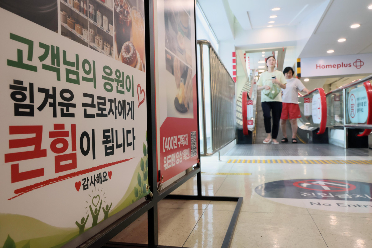 ▲파산 위기까지 내몰렸던 홈플러스가 67개 매장을 재개장한 13일 서울 영등포구 홈플러스 영등포점에서 시민들이 쇼핑을 하고 있다. 홈플러스는 마이홈플러스 회원을 대상으로 이날부터 4일간 한우 전 품목을 최대 50% 할인 판매한다. 한돈 일품포크 삼겹살과 목심은 40% 할인한 100g당 1980원에, 14일부터 당당후라이드치킨은 50% 할인한 3490원에 판매한다. 이외에도 육류와 수산물, 과일, 과자, 음료, 델리, 베이커리 등 주요 먹거리를 행사 기간에 따라 최대 50% 할인하거나 1+1 혜택으로 제공한다. 신태현 기자 holjjak@