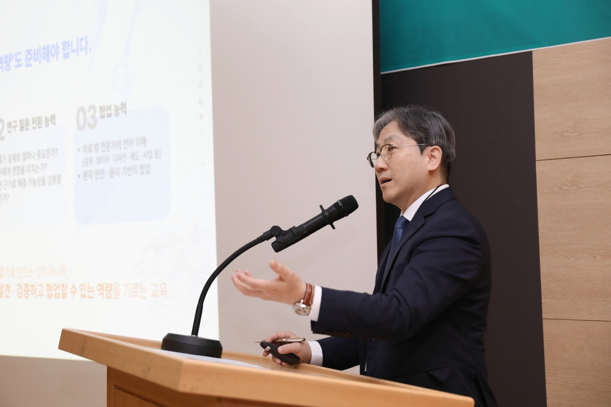 ▲유경호 한림대학교 의과대학 학장이 서울 영등포구 학교법인일송학원 도헌홀에서 미디어데이에서 발표하고 있다. (사진제공=학교법인일송학원)