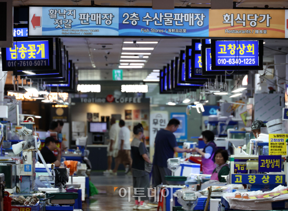 ▲기록적인 폭염과 가뭄이 이어지고 해수 온도까지 치솟으면서 양식어류와 가축 폐사 피해가 확산하고 있다. 정부는 농축수산물 가격 변동과 수급 불안에 대응해 광어·우럭 등 양식어류의 조기 출하를 유도하고, 수산물 구매 시 최대 50% 할인 지원을 이어가는 등 수급 안정 대책을 강화한다는 방침이다. 13일 서울 동작구 노량진수산시장이 비교적 한산한 모습을 보이고 있다. 고이란 기자 photoeran@