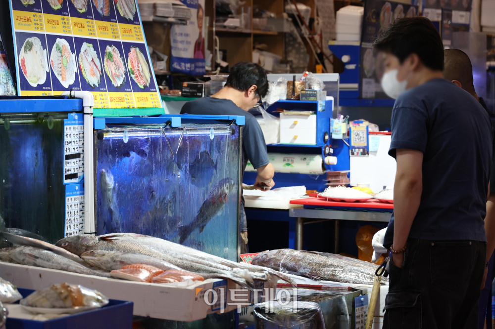 ▲기록적인 폭염과 가뭄이 이어지고 해수 온도까지 치솟으면서 양식어류와 가축 폐사 피해가 확산하고 있다. 정부는 농축수산물 가격 변동과 수급 불안에 대응해 광어·우럭 등 양식어류의 조기 출하를 유도하고, 수산물 구매 시 최대 50% 할인 지원을 이어가는 등 수급 안정 대책을 강화한다는 방침이다. 13일 서울 동작구 노량진수산시장이 비교적 한산한 모습을 보이고 있다. 고이란 기자 photoeran@