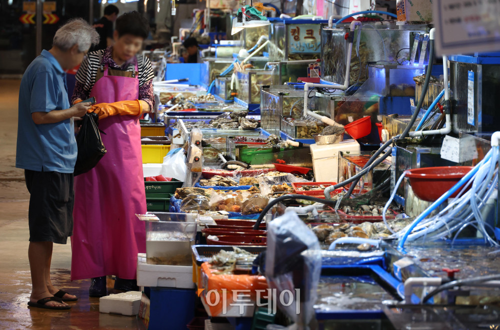 ▲기록적인 폭염과 가뭄이 이어지고 해수 온도까지 치솟으면서 양식어류와 가축 폐사 피해가 확산하고 있다. 정부는 농축수산물 가격 변동과 수급 불안에 대응해 광어·우럭 등 양식어류의 조기 출하를 유도하고, 수산물 구매 시 최대 50% 할인 지원을 이어가는 등 수급 안정 대책을 강화한다는 방침이다. 13일 서울 동작구 노량진수산시장이 비교적 한산한 모습을 보이고 있다. 고이란 기자 photoeran@