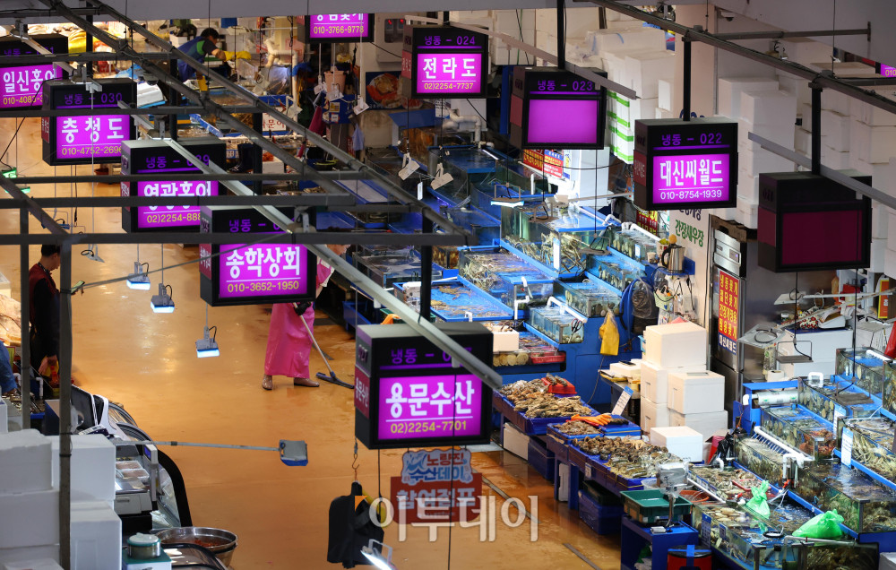 ▲기록적인 폭염과 가뭄이 이어지고 해수 온도까지 치솟으면서 양식어류와 가축 폐사 피해가 확산하고 있다. 정부는 농축수산물 가격 변동과 수급 불안에 대응해 광어·우럭 등 양식어류의 조기 출하를 유도하고, 수산물 구매 시 최대 50% 할인 지원을 이어가는 등 수급 안정 대책을 강화한다는 방침이다. 13일 서울 동작구 노량진수산시장이 비교적 한산한 모습을 보이고 있다. 고이란 기자 photoeran@