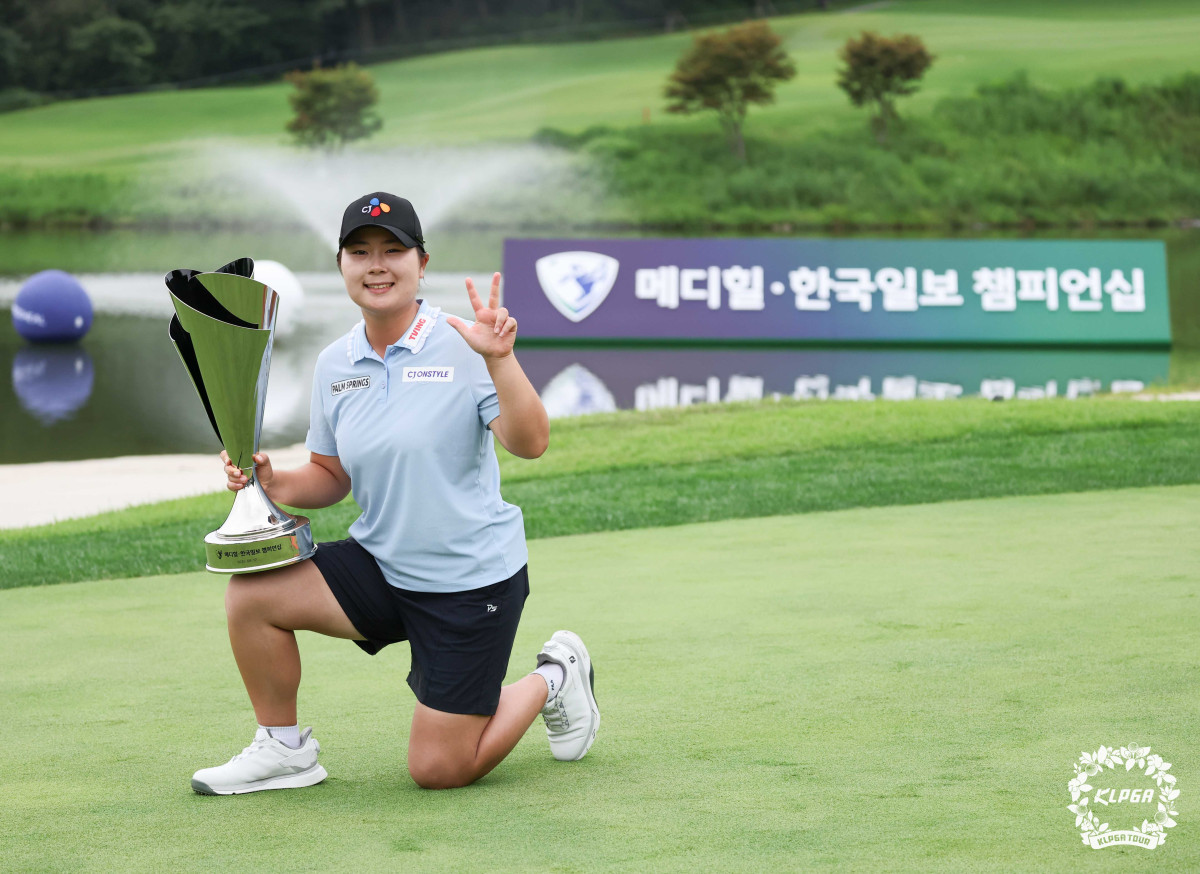 ▲지난해 열린 한국여자프로골프(KLPGA) 투어 메디힐ㆍ한국일보 챔피언십에서 우승 트로피를 들고 포즈를 취하고 있는 홍정민. (사진제공=KLPGT)