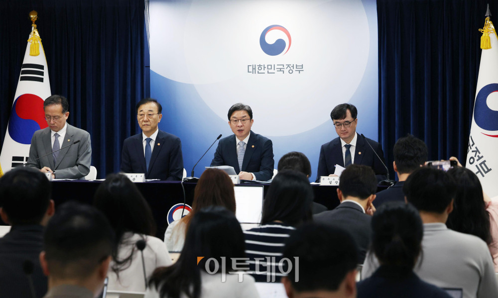 ▲이억원 금융위원장이 13일 서울 종로구 정부서울청사에서 열린 ‘전월세 및 매매시장 안정을 위한 주택 신속공급 방안 및 부동산 시장 안정을 위한 금융 종합대책’ 브리핑에서 발언하고 있다. 신태현 기자 holjjak@ (이투데이DB)