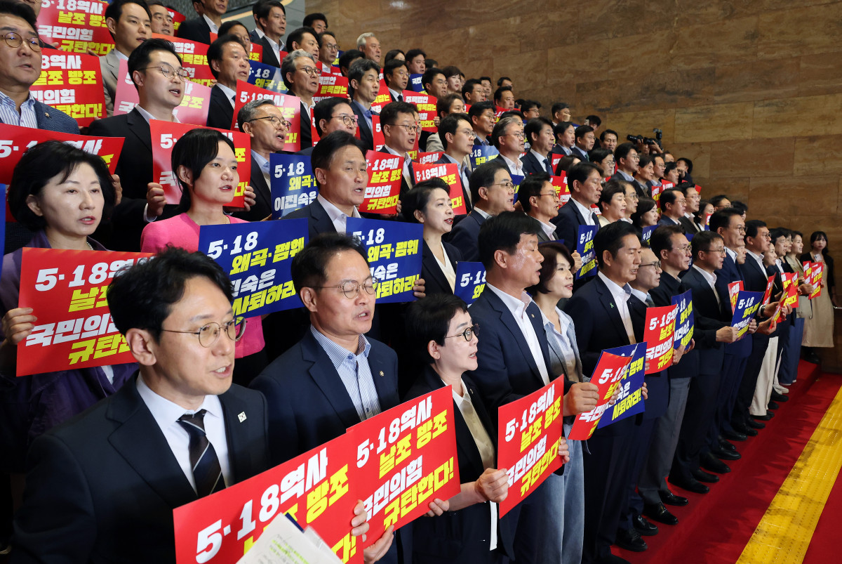 ▲더불어민주당 한병도 당 대표 직무대행 겸 원내대표와 참석 의원들이 13일 국회 로텐더홀 계단에서 열린 '민생입법 방해·5.18 역사 왜곡 국민의힘 규탄대회'에서 손팻말을 들고 구호를 외치고 있다. (연합뉴스)