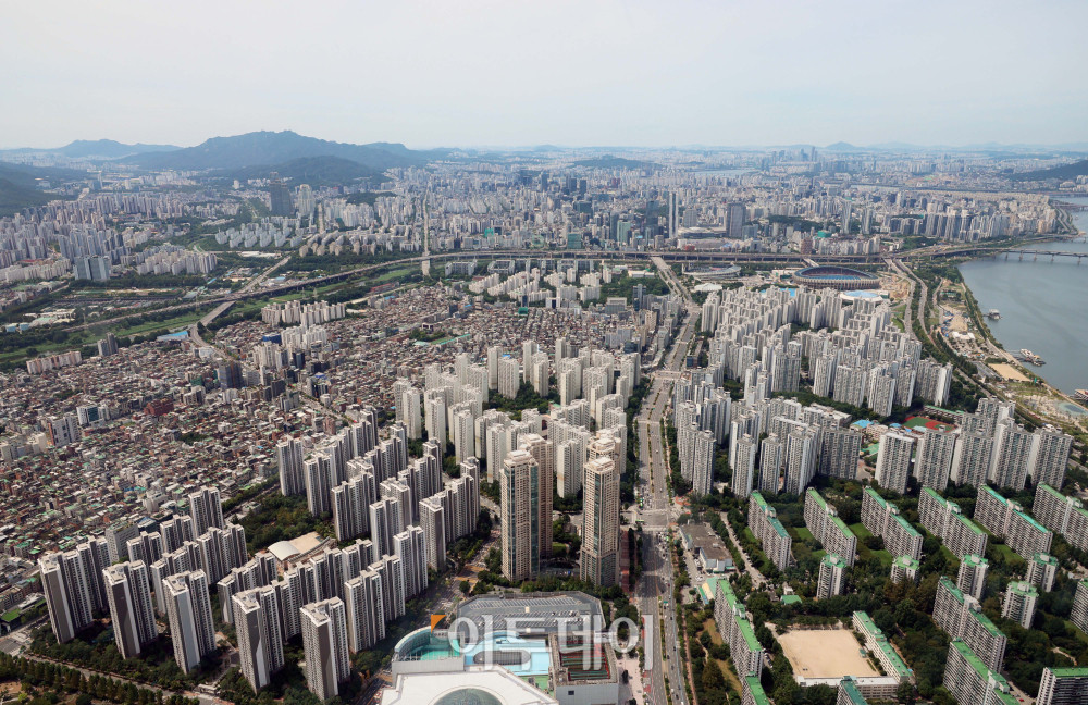 ▲10일 서울 송파구 롯데월드타워에서 바라본 서울 시내에 아파트가 빽빽하게 서 있다. 신태현 기자 holjjak@ (이투데이DB)