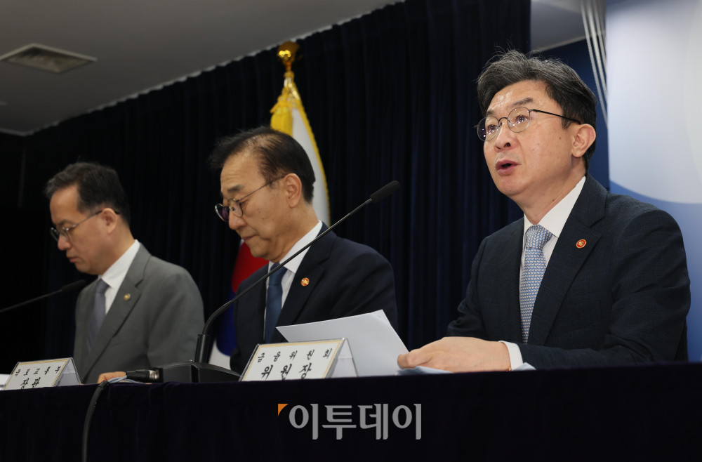 ▲이억원 금융위원장이 13일 서울 종로구 정부서울청사에서 열린 ‘전월세 및 매매시장 안정을 위한 주택 신속공급 방안 및 부동산 시장 안정을 위한 금융 종합대책’ 브리핑에서 발언하고 있다. 신태현 기자 holjjak@ (이투데이DB)