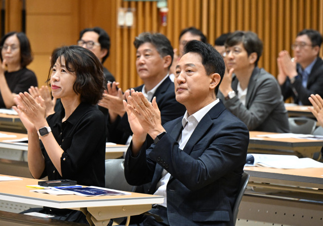 ▲오세훈 시장이 14일 시청서 열린 제116회 미래서울 아침특강에 참석해 김현철 연세대 의과대학 예방의학교실 교수의 ‘G3 인재도시로 가는 길 서울은 어떻게 세계의 인재를 부를 것인가’ 특강을 듣고 있다. (사진제공=서울시)
