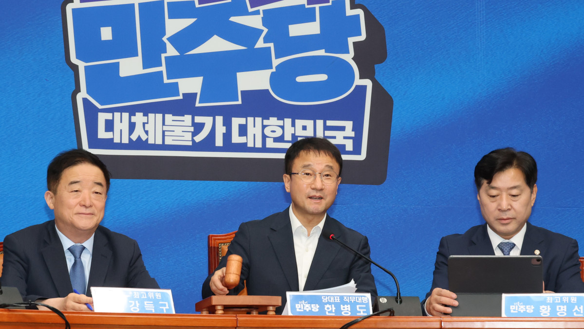 ▲한병도 당 대표 직무대행 겸 원내대표가 14일 국회에서 열린 더불어민주당 최고위원회의에 참석, 의사봉을 두드리고 있다. (연합뉴스)