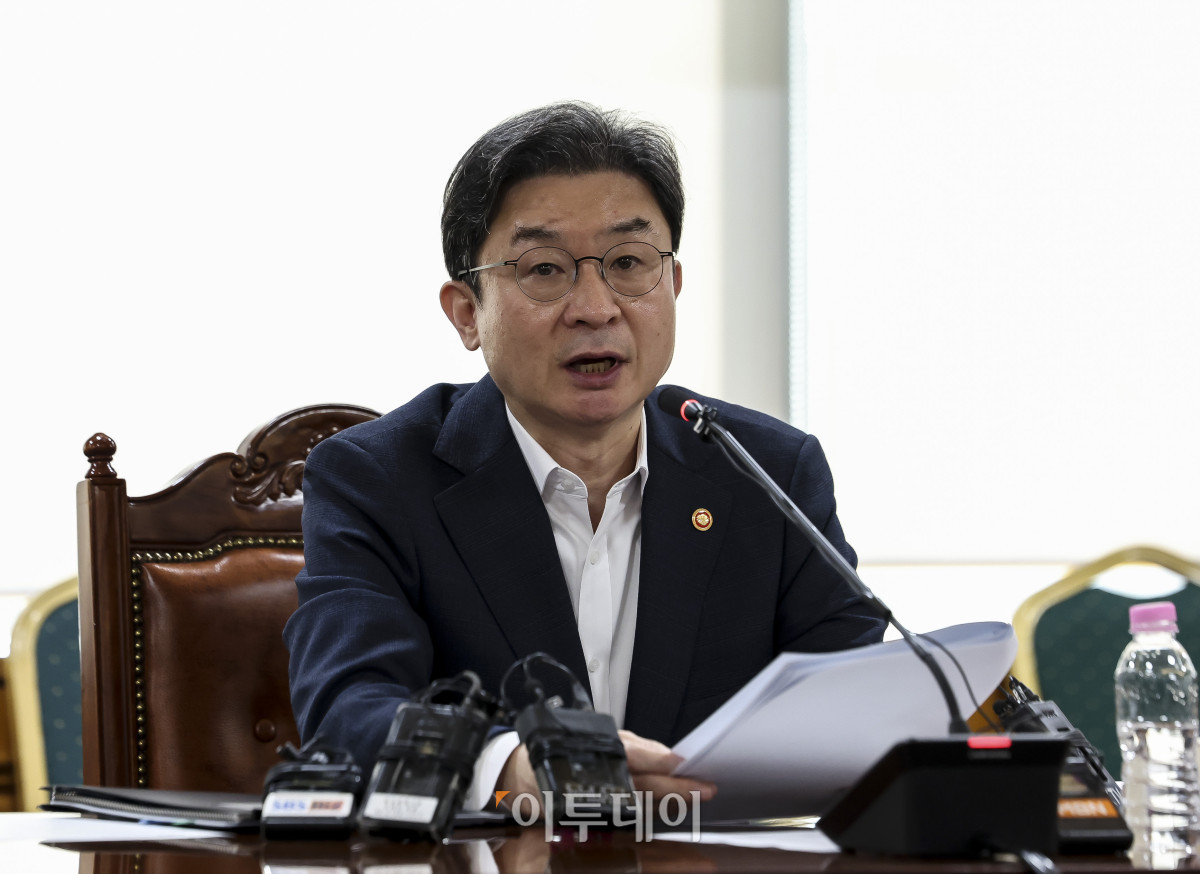 ▲이억원 금융위원회 위원장이 14일 서울 중구 은행연합회 중회의실에서 열린 확대 가계부채 점검회의에서 모두발언을 하고 있다. 고성준 기자 joonko1@