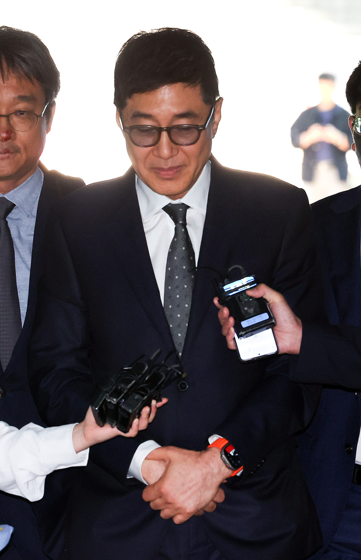 ▲횡령·배임 등 의혹이 제기된 이호진 전 태광그룹 회장이 2024년 5월 16일 서울 서초구 서울중앙지방법원에서 열린 구속 전 피의자심문(영장실질심사)에 출석하고 있다. (뉴시스)