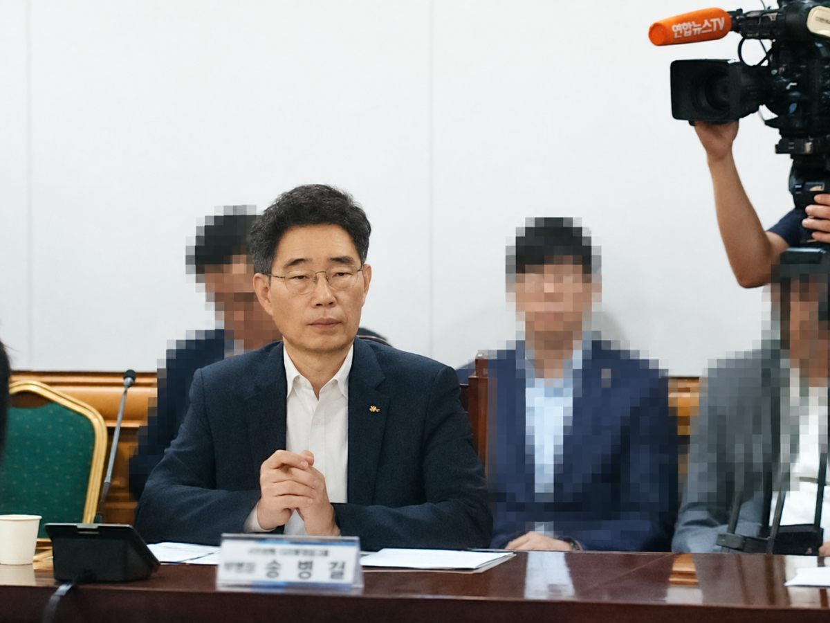 ▲송병철 KB국민은행 부행장이 14일 오전 서울 중구 은행연합회에서 열린 확대 가계부채 점검회의에서 모두발언을 경청하고 있다. (박민)