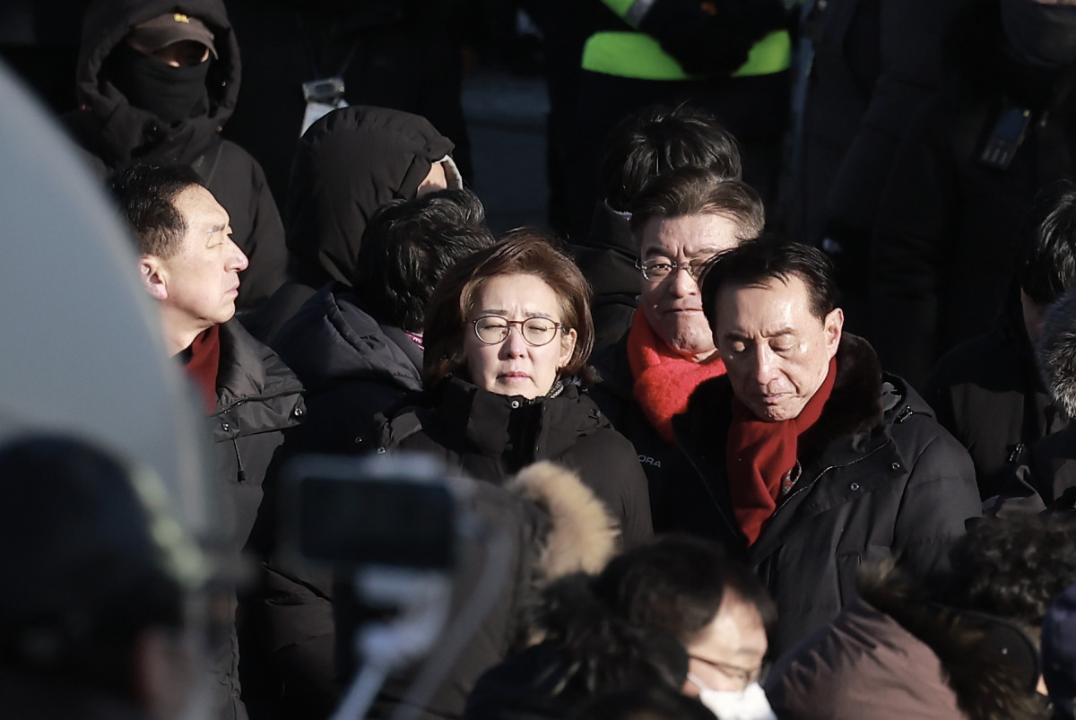 ▲나경원 국민의힘 의원을 비롯한 소속 의원들이 지난해 1월 15일 서울 용산구 대통령 관저 앞에 모여있다. (뉴시스)