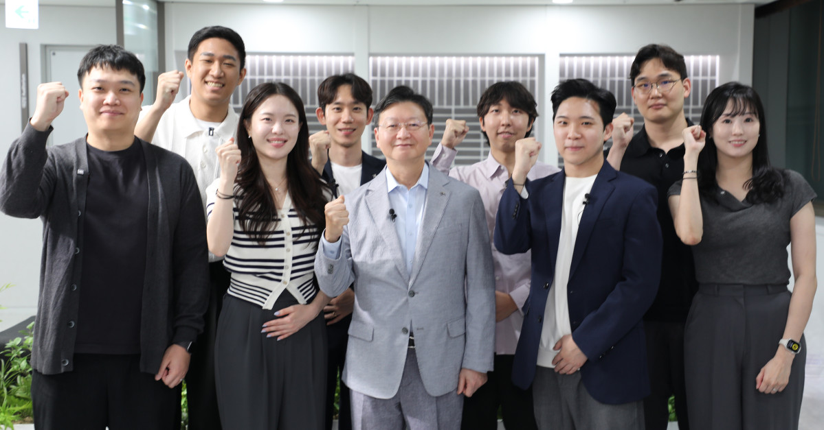 ▲현대차증권 배형근 사장(앞줄 왼쪽에서 세번째)과 CLB 구성원들이 대담회를 마치고 기념 사진 촬영을 하고 있다. (사진=현대차증권)