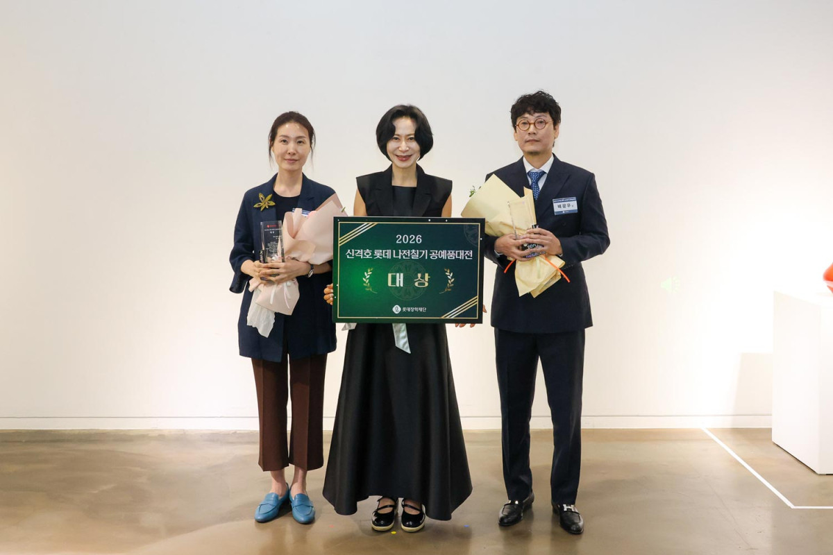 ▲(왼쪽부터)윤상희 작가와 장혜선 롯데장학재단 이사장, 배광우 작가가 13일 서울 종로구 마루아트센터에서 열린 ‘2026년 신격호 롯데 나전칠기 공예품대전’ 시상식에서 기념촬영을 하고 있다. (사진제공=롯데장학재단)