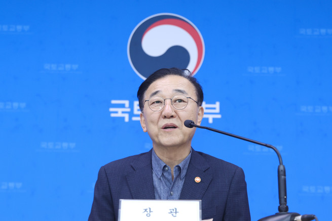 ▲김윤덕 국토교통부 장관이 14일 세종 정부청사에서 열린 ‘취임 1주년 국토부 출입기자단 간담회’에서 발언하고 있다. (사진제공=국토교통부)