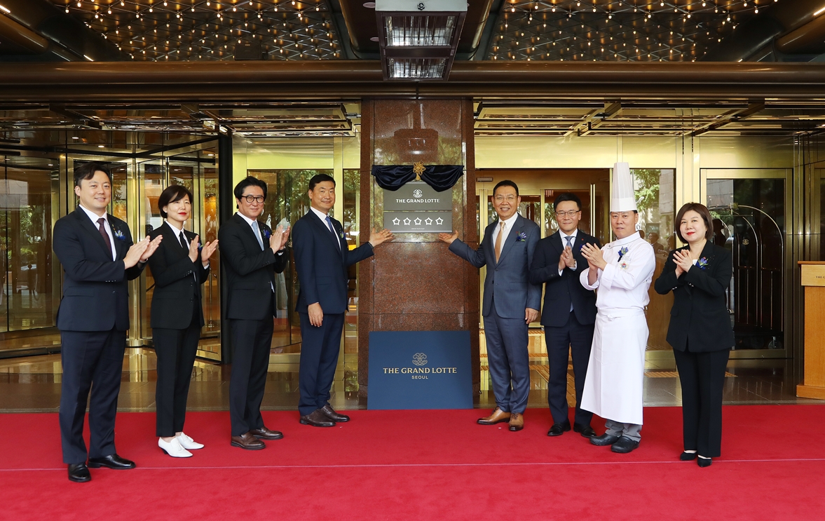 ▲정호석 롯데호텔앤리조트 대표 등 관계자들이 14일 서울 중구 더그랜드롯데 서울에서 열린 현판 제막식에서 기념촬영을 하고 있다. (사진제공=더그랜드롯데 서울)