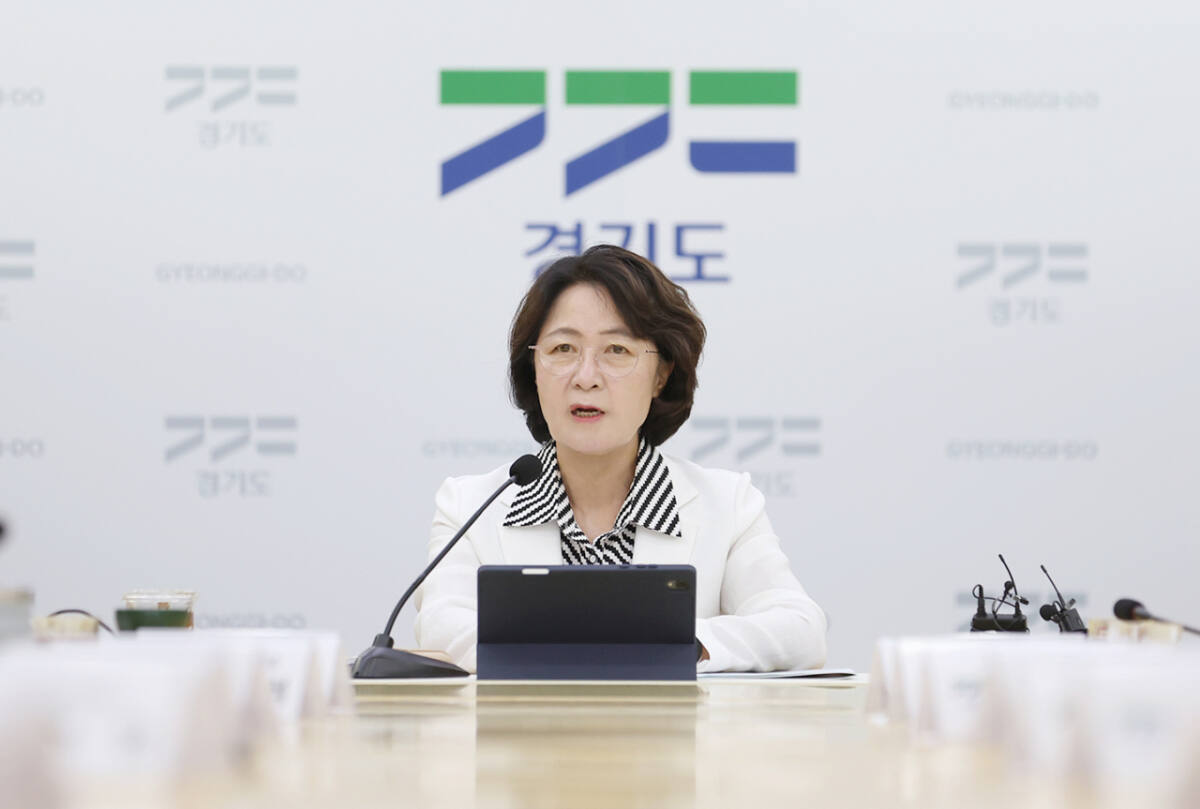 ▲추미애 경기도지사가 경기도청에서 열린 경기도 재정 상황 관련 회의에서 발언하고 있다. 추 지사는 14일 페이스북을 통해 경기도 재정 위기의 심각성을 자산 대비 부채비율 지표로 설명했다. (경기도)