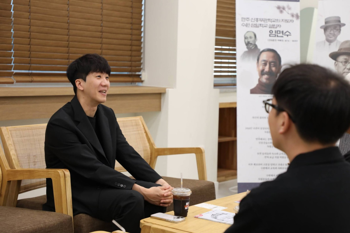 ▲정지영커피로스터즈 대표가 6월 30일 수원시자원봉사센터에서 수원 삼일학교 설립자 임면수 독립운동가의 삶과 ‘수원 독립운동의 길’ 조성 취지를 듣고 있다. (수원특례시)