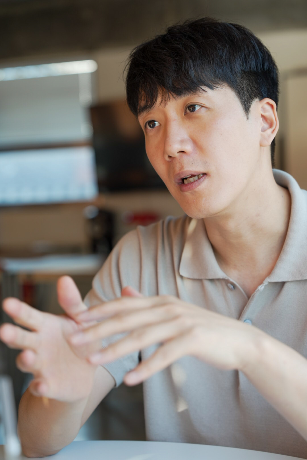 ▲정지영커피로스터즈 대표가 행궁동 골목경제와 지역 상생에 대한 생각을 설명하고 있다. 정 대표는 로컬 브랜드의 성과를 점포 수뿐 아니라 지역에 남긴 일자리와 관계, 다음 세대의 기회로도 평가해야 한다고 강조했다. (김재학 기자)