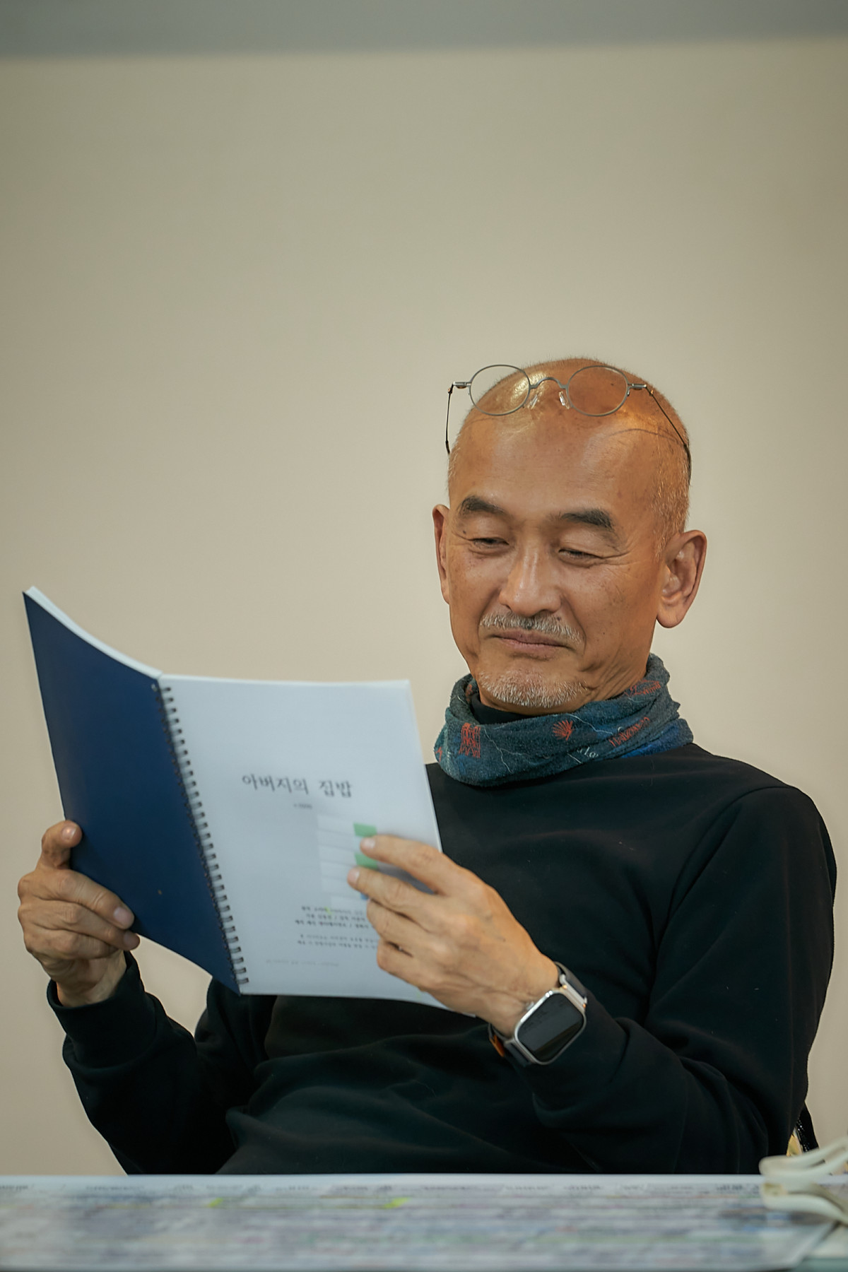 ▲'아버지의 집밥' 대본을 리딩하는 이준익 감독(레진스낵)